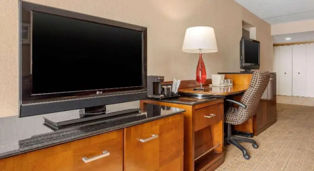 Люкс Standard Clarion Hotel Conference Center on Lake Erie