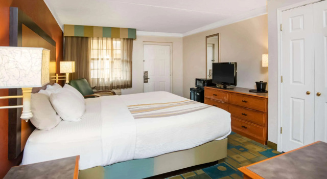 La Quinta Inn by Wyndham Colorado Springs Garden of the Gods, Varaa Hotelli Hotellit Colorado Springs uima-altaalla, Uima-allas