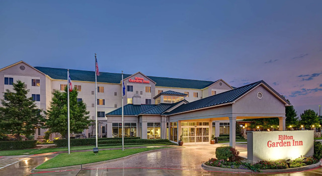 Кровать в общем номере Hilton Garden Inn DFW Airport South