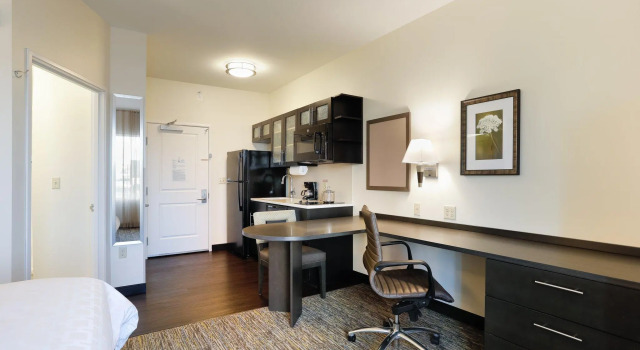 Люкс Candlewood Suites Lenexa - Overland Park Area by IHG