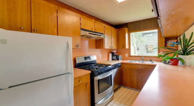 Коттедж с 3 комнатами с балконом Downtown Anchorage Vacation Rental w/ Garden Views
