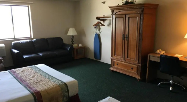 Люкс Deluxe Americas Best Value Inn and Suites Cassville/Roaring River