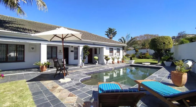 Вилла Villa Mintos - 4 bed 3 bath, Pool, 750m to Robberg 5 Beach
