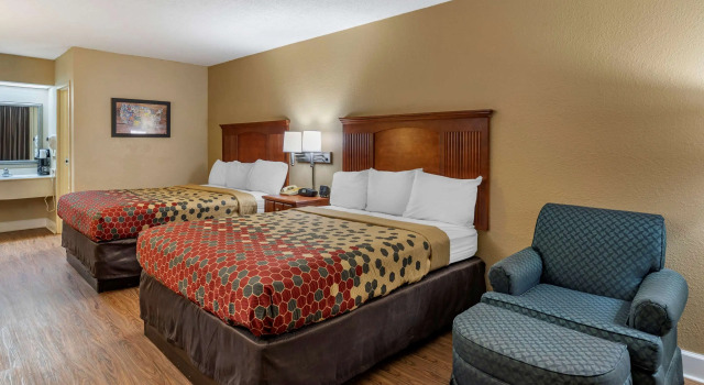 Четырёхместный номер Standard Econo Lodge Cordele