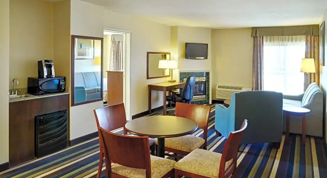 Двухместный люкс c 1 комнатой Holiday Inn Conference Centre Edmonton South by IHG