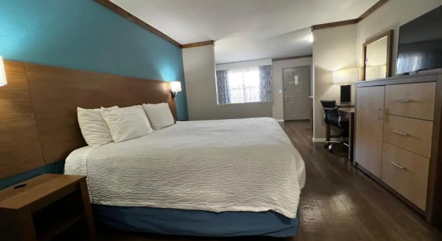Двухместный люкс студия Deluxe Days Inn by Wyndham Suites Fredericksburg