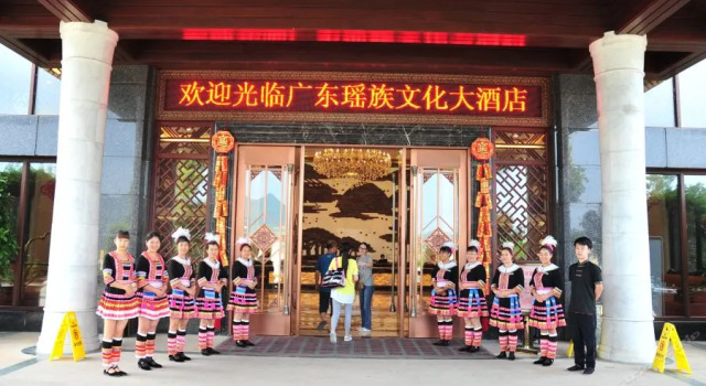 Guangdong Yao Cultural Hotel, Book Hotel Hoteller i Qingyuan med pool, Swimmingpool