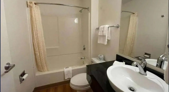 Четырёхместный номер Standard Travelodge by Wyndham Madison Heights MI