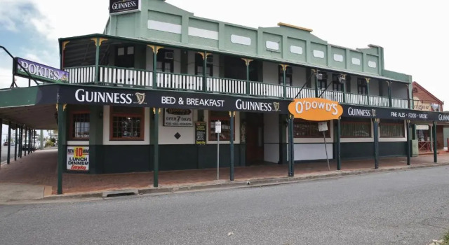 Кровать в общем номере O'Dowds Hotel Rockhampton