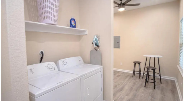 Beautiful Fenced 3BR 2BA Near Exciting Downtown, Book Feriehus Sommerhuse i Bexar County, Hytte