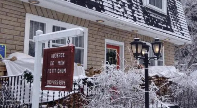 Auberge De Mon Petit Chum B&B, Забронировать Хостел Отели Уэйкфилд с завтраком, рядом с C Ski Lift, Завтраки