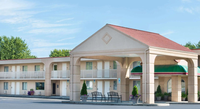Baymont by Wyndham Sandusky, Book Mini-hotel Hoteller i Sandusky South med pool, Swimmingpool