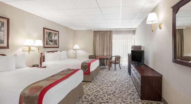 Четырёхместный номер Standard Ramada Plaza by Wyndham Portland