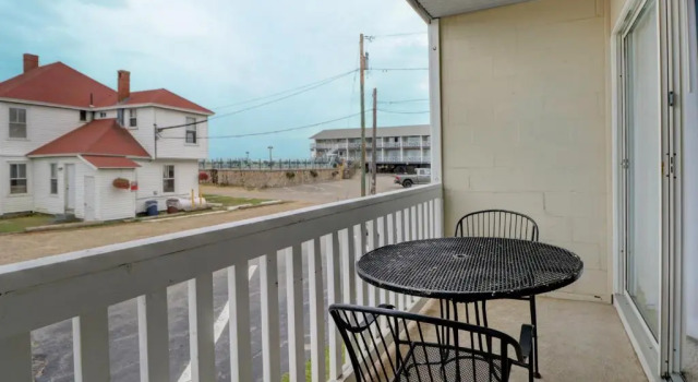 Четырёхместный номер Standard рядом с пляжем Waves Oceanfront Resort