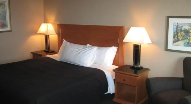 Номер Deluxe Royal Hotel Lloydminster