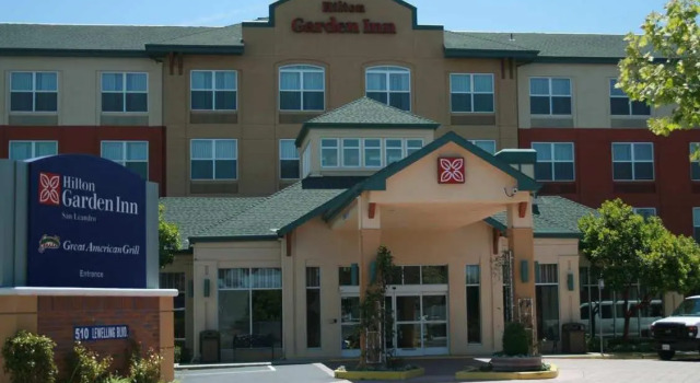Кровать в общем номере Hilton Garden Inn Oakland/San Leandro