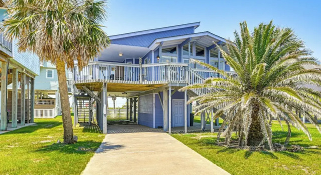 Коттедж Walk to Beach: Ocean-view Home w/ Deck in Freeport