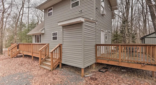 Коттедж 6 Mi to Skiing: Family Poconos Home w Decks!