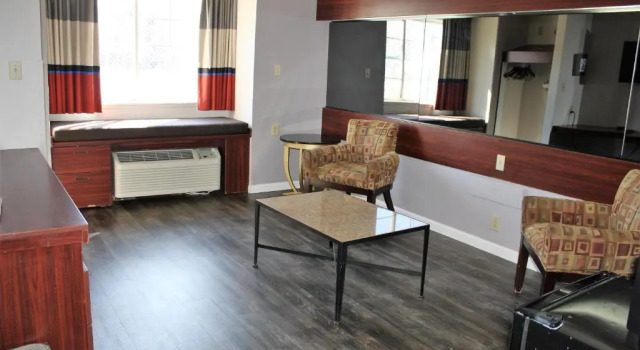 Двухместный люкс Microtel Inn by Wyndham Atlanta Airport