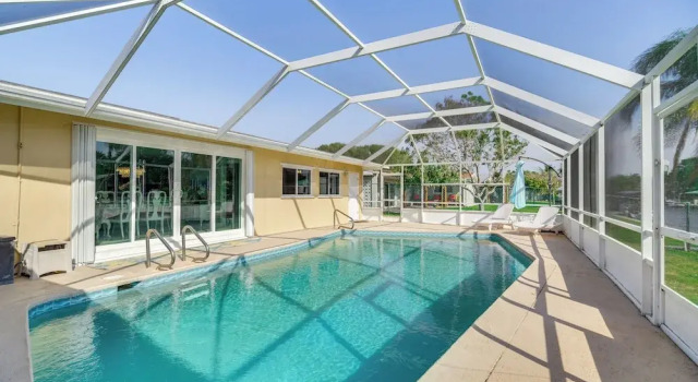 Коттедж Centrally Located Cocoa Beach Haven: Walk to Shore