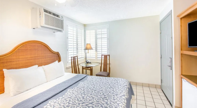 Двухместный номер с частичным видом на океан Days Inn by Wyndham Maui Oceanfront