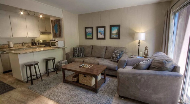 Twin Pines Tahoe Retreat by Lake Tahoe Accommodations, Забронировать Апартаменты/квартира Отели Саут-Лейк-Тахо с парковкой, рядом с Первый спуск, Парковка