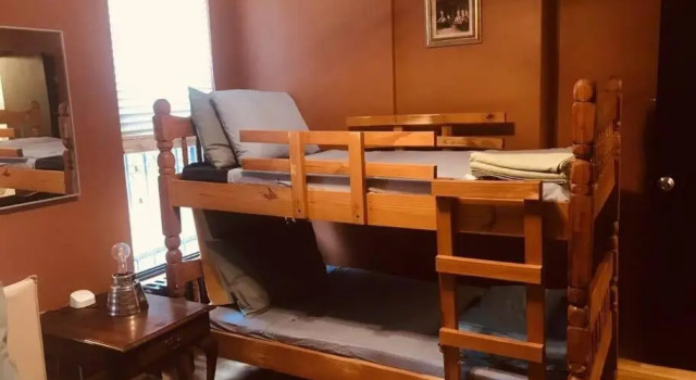 1850s historic Row House 7min train to NYC with private backyard, Забронировать Отель Джерси-Сити North Jersey, рядом с Liberty Science Center