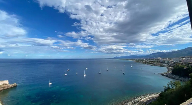 Апартаменты Appartement vue mer et îles italiennes