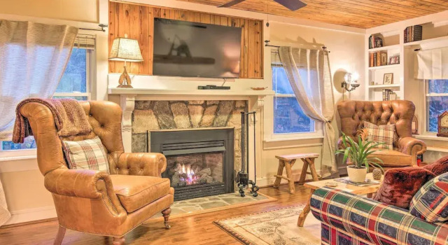 Mtn Views + Fire Pit: Serene Chimney Rock Abode, Забронировать Дом для отпуска Чимни-Рок Северная Каролина, рядом с Ботанический сад Лейк Лур Флауэринг Бридж