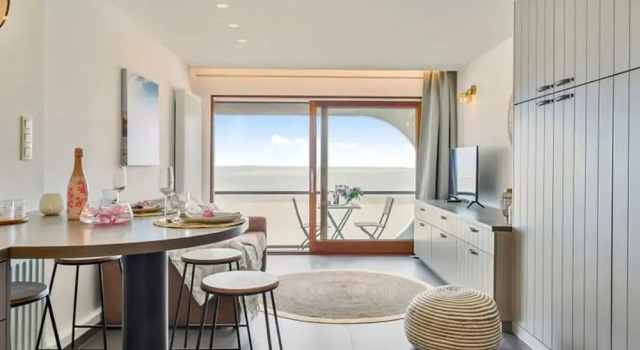 Beautiful Studio With Stunning Seaview and Terrace, Prenota Appartamento Heist 