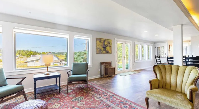 Private Beach Access + Water Views! Sleeps 18, Historic 6bdr Farmhouse w/ Deck, Rezervovat Hotel Maxwelton Spojené státy americké