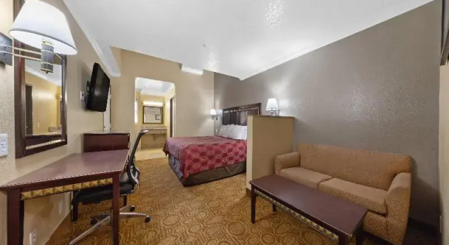 Люкс Econo Lodge Inn & Suites Fallbrook Downtown