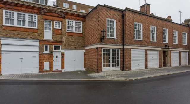Traditional 2BR Flat in Marylebone