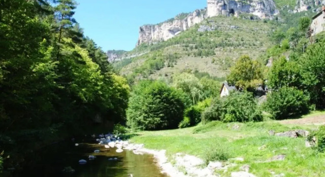 Villa With 4 Bedrooms In Saint-pierre-des-tripiers, With Wonderful Lake View, Private Pool, Furnished Garden - 41 Km From The Slopes