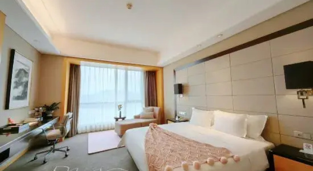Кровать в общем номере (женский номер) с видом на реку Crowne Plaza Yichang by IHG