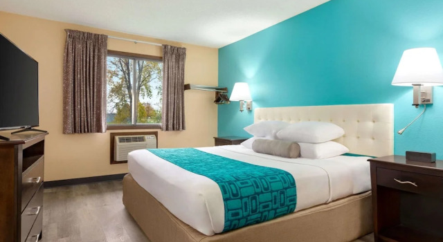 Двухместный люкс c 1 комнатой Howard Johnson by Wyndham Waterloo/Cedar Falls