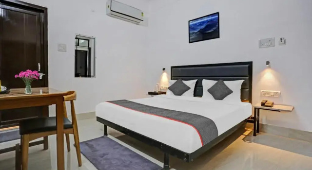 Oyo Townhouse 1082 Holidayy Inn