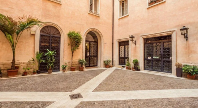 Elegant and Large 2 bed Flat Near P.zza Barberini, Забронировать Отель Рим Лацио, рядом с Посольство США в Риме