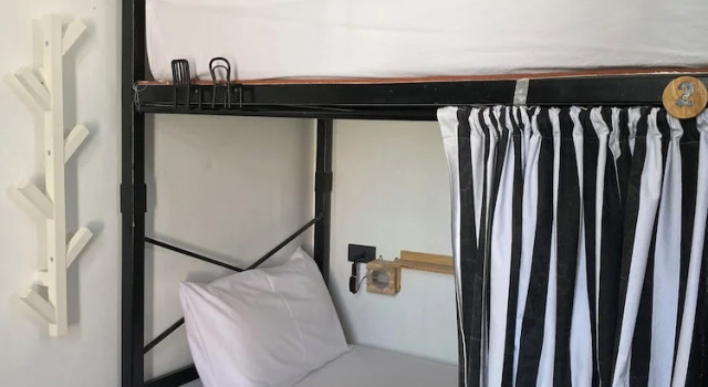 Кровать в общем номере Sherloft Home & Hostel
