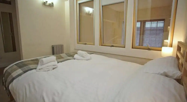 Bright, Spacious Old Town Flat for 6, Забронировать Отель Старый город Эдинбург, рядом с Национальный музей Шотландии