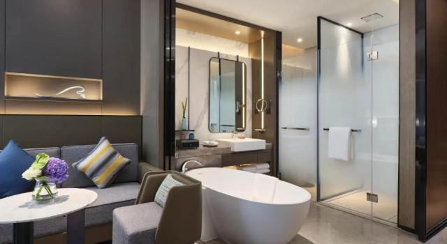 Двухместный номер Standard с видом на озеро Crowne Plaza Wuhan Development Zone by IHG