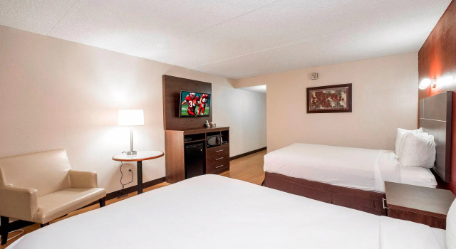 Четырёхместный номер Superior с видом на бассейн Red Roof Inn PLUS+ & Suites Knoxville West - Cedar Bluff