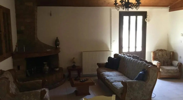 Tota's guest house, 4 min walk to the beach, Prenota Affittacamere Hotel a Peloponneso con parcheggio, Parcheggio
