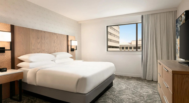 Двухместный люкс с 2 комнатами DoubleTree by Hilton Canton Downtown