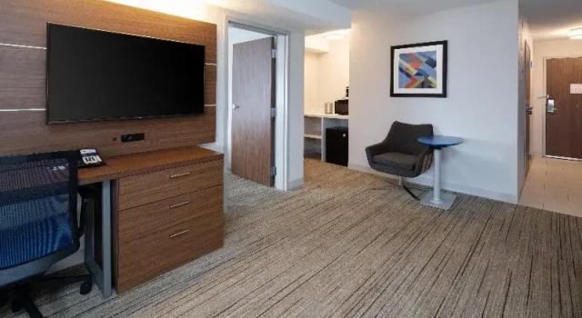 Люкс Standard Holiday Inn Express Hotel & Suites SeaTac by IHG
