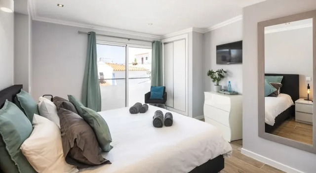 Apartment Overlooking Benagil Beach With Pool, Забронировать Апартаменты/квартира Отели Карвоэйру с парковкой, рядом с Пешеходный маршрут Sete Vales Suspensos, Парковка