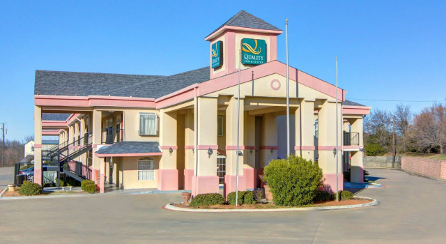 Quality Inn & Suites, Book Hotel Hoteller i Canton med parkering, Parkering