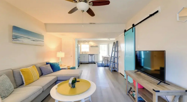 1/2 Mi to Atlantic Beach: Townhome w/ Balcony!, Забронировать Апартаменты/квартира Атлантик-Бич Северная Каролина