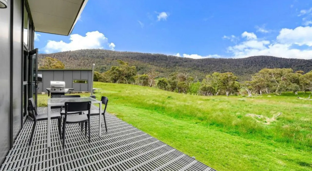 Ecocrackenback 7 'Sustainable, luxurious chalet close to the slopes.'