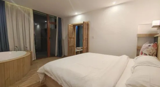 Люкс с балконом и с красивым видом из окна HillSea Green Holiday Inn , Dali